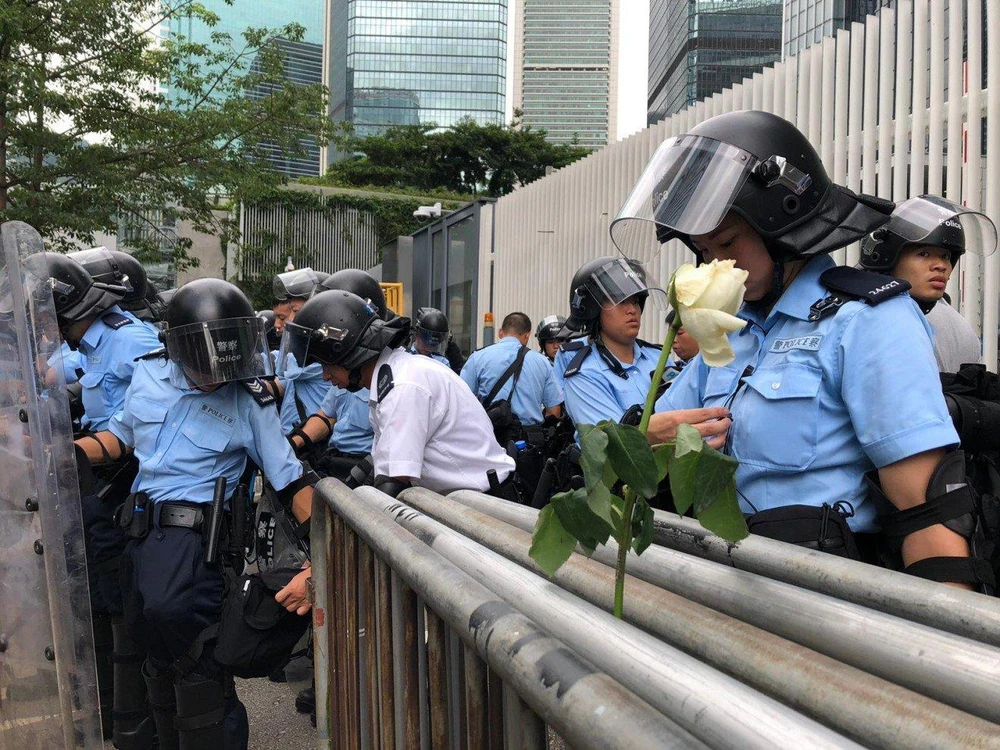 Cảnh sát vẫn chưa nhận lệnh ra tay giải tán biểu tình. Ảnh: SCMP