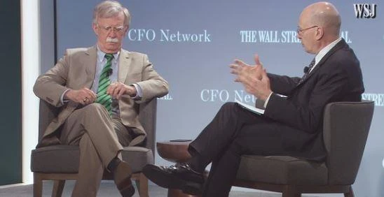 Cố vấn an ninh quốc gia Mỹ John Bolton (trái) trao đổi với nhà báo John Bussey tại một hội nghị thường niên của báo Wall Street Journal tại thủ đô Washington (Mỹ) ngày 11-6. Ảnh: WSJ