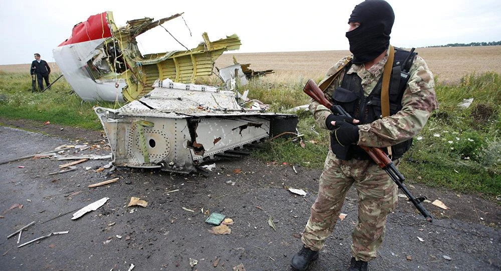 Xác chiếc MH17 tại hiện trường rơi ở Đông Ukraine. Ảnh: SPUTNIK