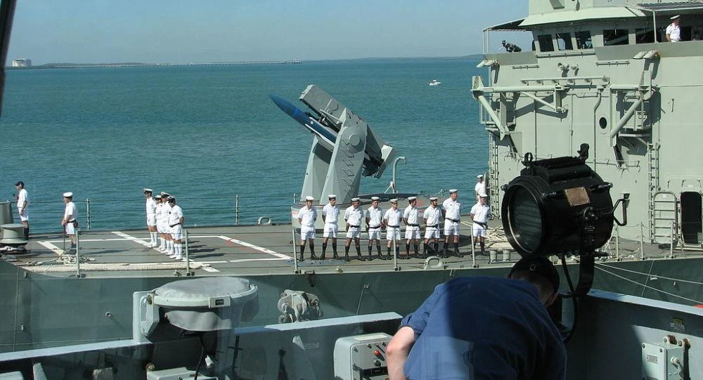 Tàu HMAS Adelaide rời cảng Darwin lần cuối cùng trước khi cảng này được cho một công ty Trung Quốc thuê. Ảnh: SPUTNIK