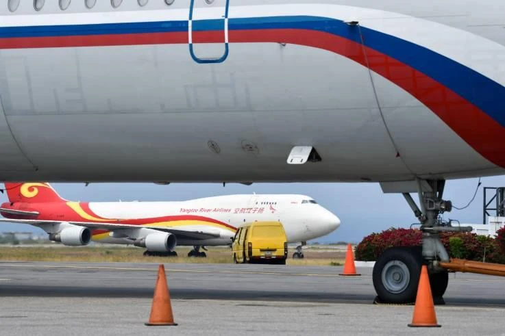 Máy bay Ilyushin Il-62M của không quân Nga và máy bay vận tải Boeing 747 của hãng hàng không vận tải Dương Tử Airlines của Trung Quốc tại sân bay quốc tế Simon Bolivar (Venezuela) ngày 29-3. Ảnh: AFP