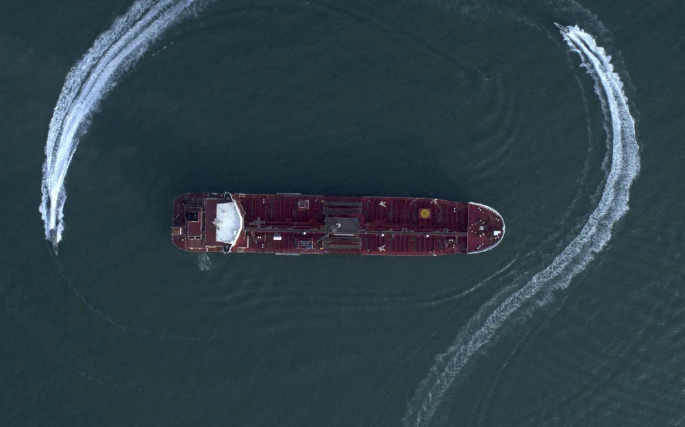 Hình ảnh chụp từ trên không ngày 21-7 cho thấy một xuồng máy của lực lượng Vệ binh Cách mạng Iran chạy quanh tàu dầu Stena Impero mang cờ Anh ở eo biển Hormuz. Tàu dầu này bị bắt về cảng Bandar Abbas của Iran. Ảnh: AP