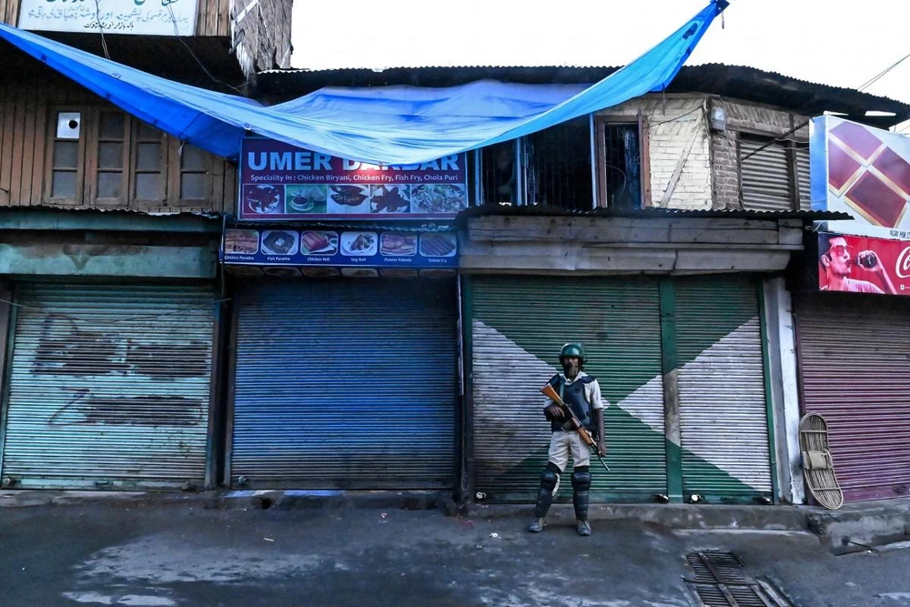 Một cảnh sát bảo vệ an ninh trong biểu tình ở thủ phủ Srinagar thuộc bang Jammu and Kashmir của Ấn Độ ngày 10-8. Ảnh: AFP