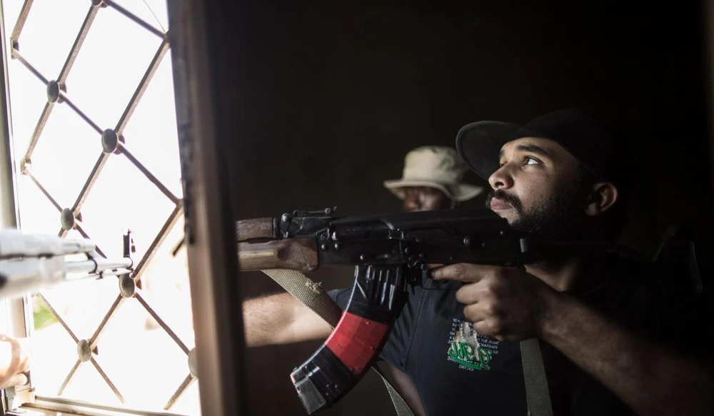 Các tay súng lực lượng GNA trong một cuộc giao tranh với các tay súng LNA ở Tripoli. Ảnh: THX