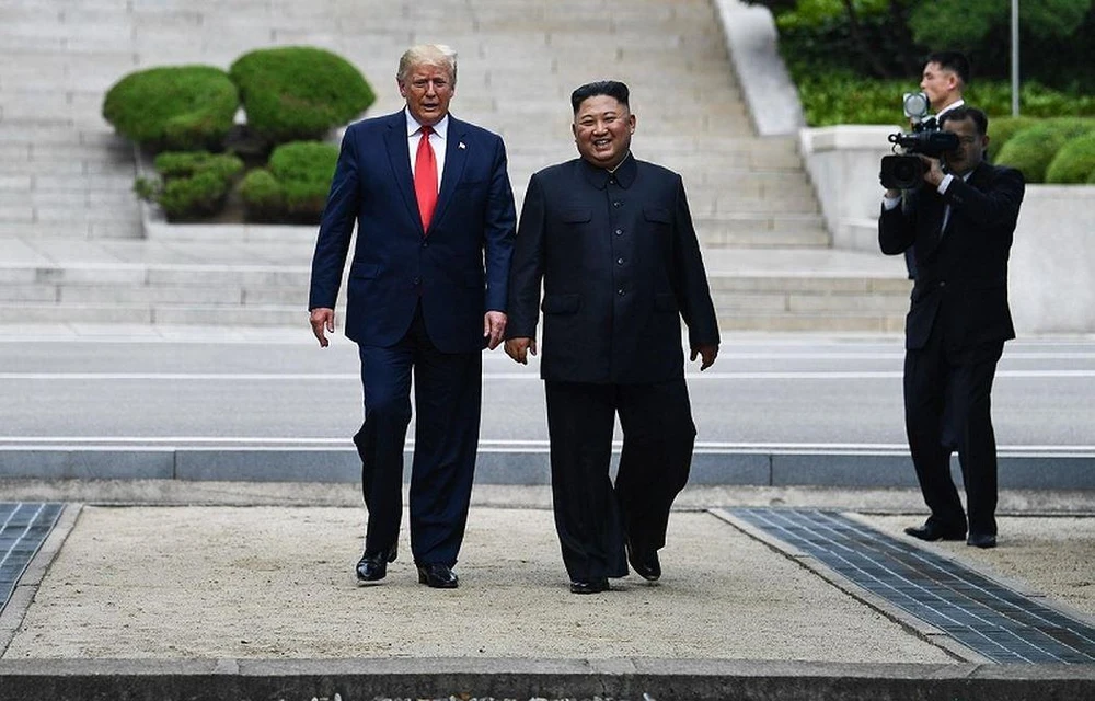 Tổng thống Mỹ Donald Trump (trái) và lãnh đạo Triều Tiên Kim Jong-un (phải) trong cuộc gặp bất ngờ tại làng Bàn Môn Điếm trong khu phi quân sự liên Triều ngày 30-6. Ảnh: REUTERS