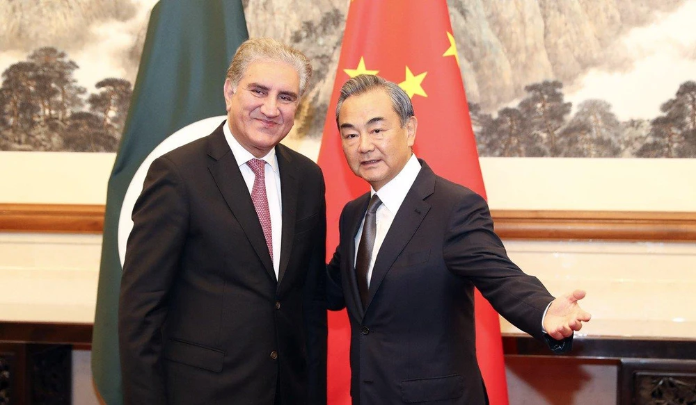 Ngoại trưởng Pakistan Shah Mahmood Qureshi (trái) gặp Bộ trưởng Ngoại giao Trung Quốc Vương Nghị (phải) ở Bắc Kinh (Trung Quốc) ngày 10-8. Ảnh: THX