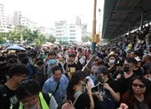 Bất chấp lệnh cấm, hàng ngàn người Hong Kong vẫn xuống đường