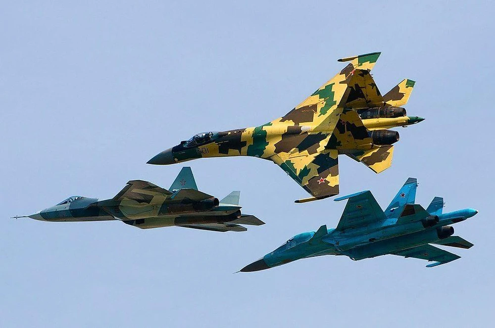 Các máy bay chiến đấu Sukhoi Su-35S, Su-34, T-50 bay cùng nhau. Ảnh: SPUTNIK