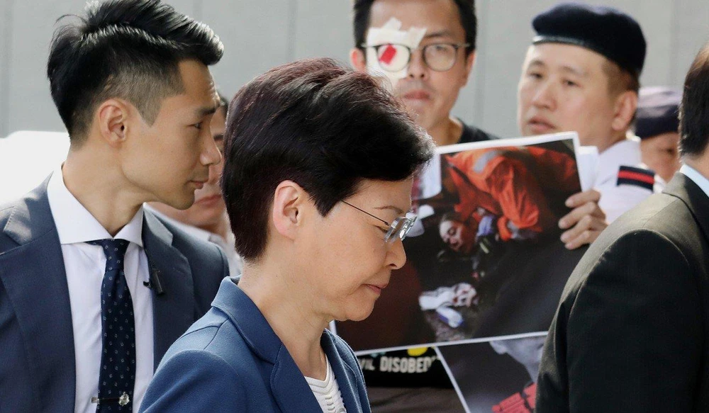 Đặc khu trưởng Hong Kong Lâm Trịnh Nguyệt Nga đề nghị người biểu tình bình tĩnh và đối thoại. Ảnh: SCMP