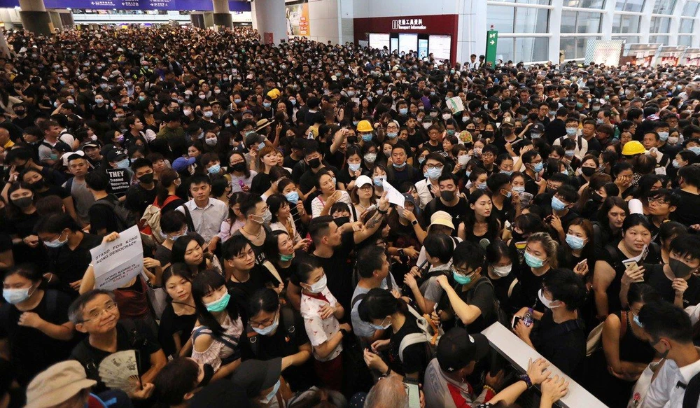Hàng ngàn người biểu tình tập trung ở sân bay quốc tế Hong Kong ngày 13-8. Ảnh: SCMP