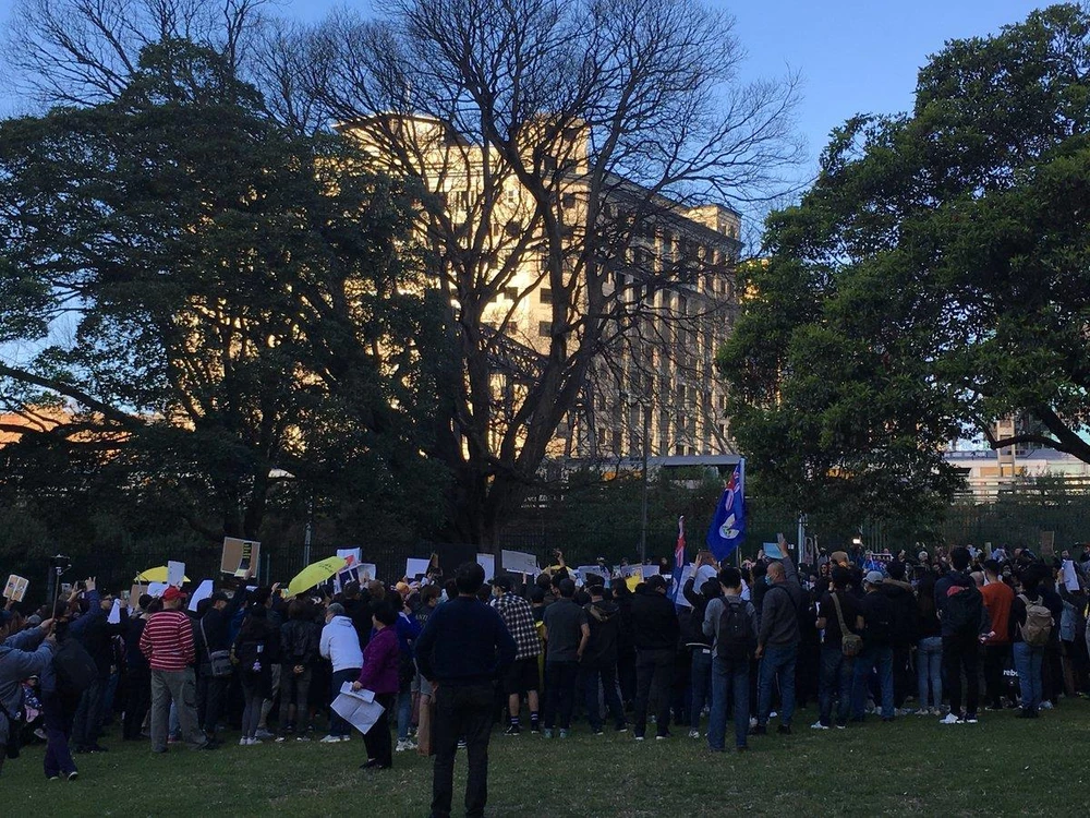 Xuống đường tại Sydney (Úc) ngày 18-8 ủng hộ biểu tình Hong Kong. Ảnh: TWITTER