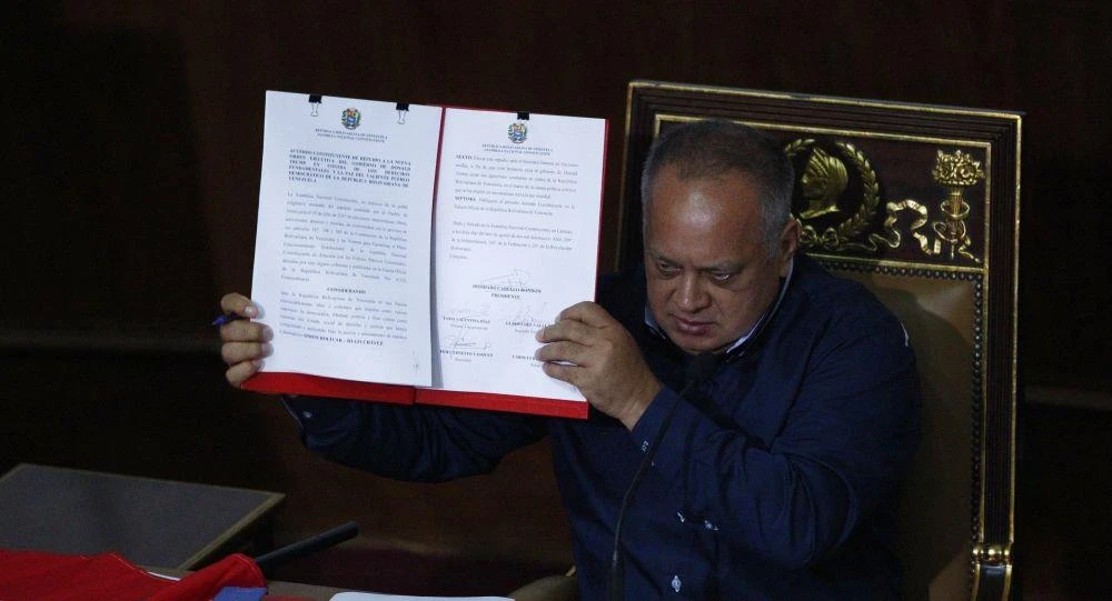 Chủ tịch Hội đồng Lập hiến Quốc gia Venezuela Diosdado Cabello giơ tài liệu phản đối việc Mỹ trừng phạt Venezuela trong một cuộc họp với Quốc hội Venezuela ngày 12-8 tại Caracas (Venezuela). Ảnh: AP