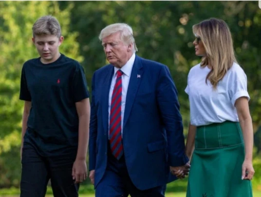 Cậu bé Barron (bên trái) cao lớn hơn hẳn bố mẹ. Ảnh: TWITTER