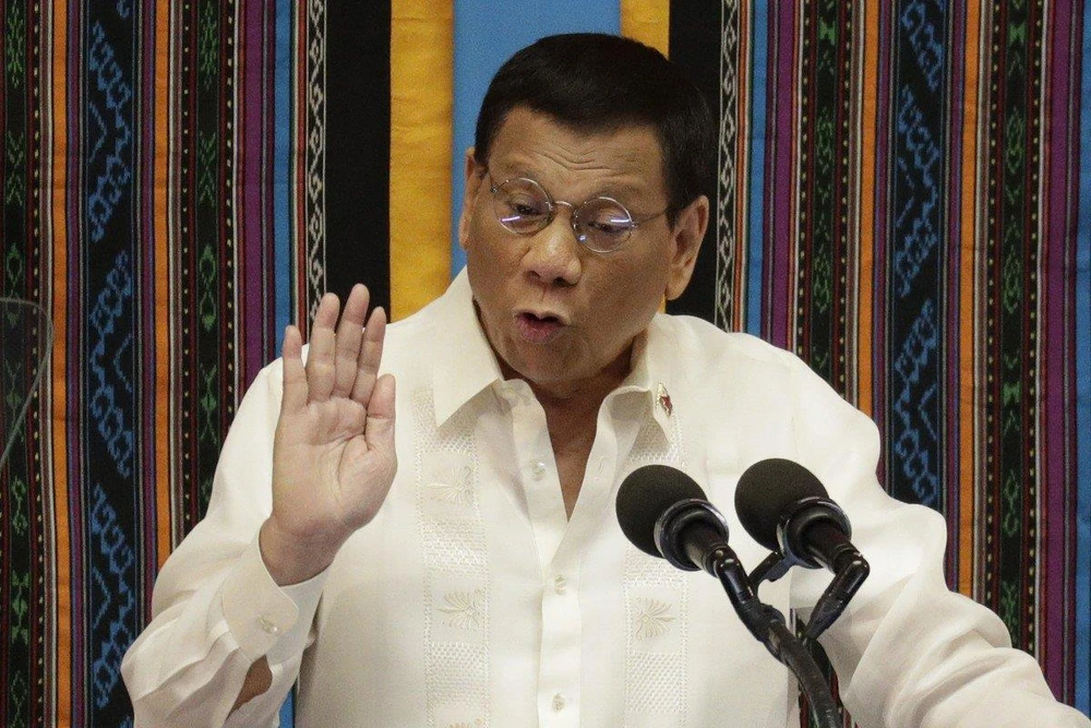 Tổng thống Philippines Rodrido Duterte ra chỉ thị mọi tàu nước ngoài vào lãnh hải Philippines phải xin phép. Ảnh: AP