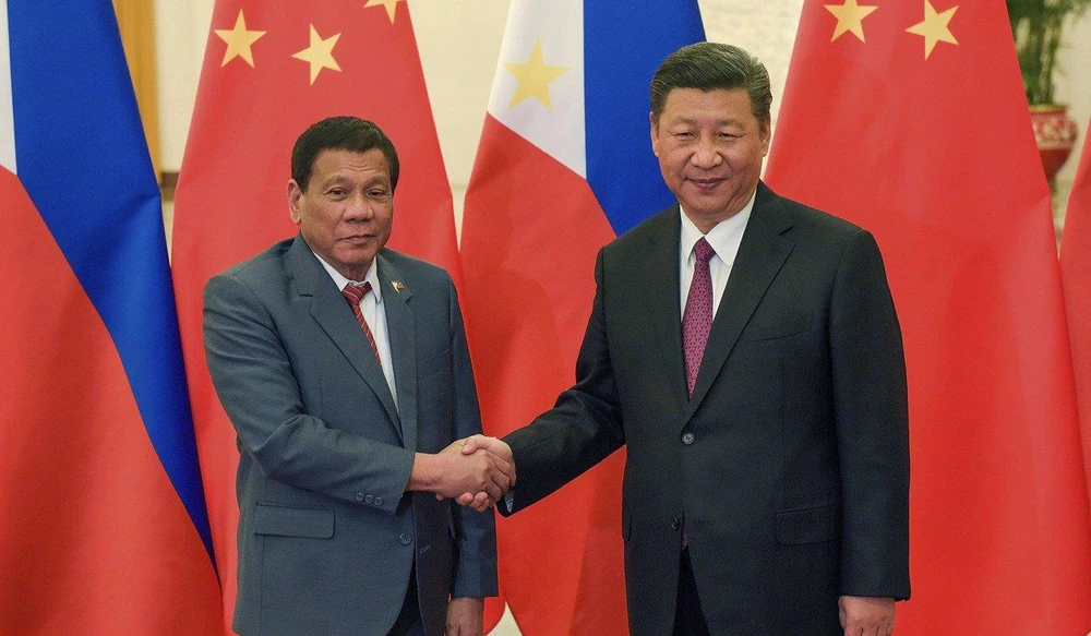 Tổng thống Philippines Rodrigo Duterte (trái) dự kiến sẽ gặp Chủ tịch Trung Quốc Tập Cận Bình (phải) cuối tháng này. Ảnh: AP