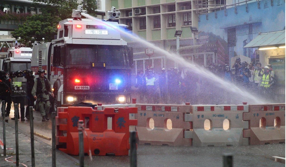 Vòi rồng được triển khai đối phó ngày biểu tình hỗn loạn 24-8. Ảnh: SCMP
