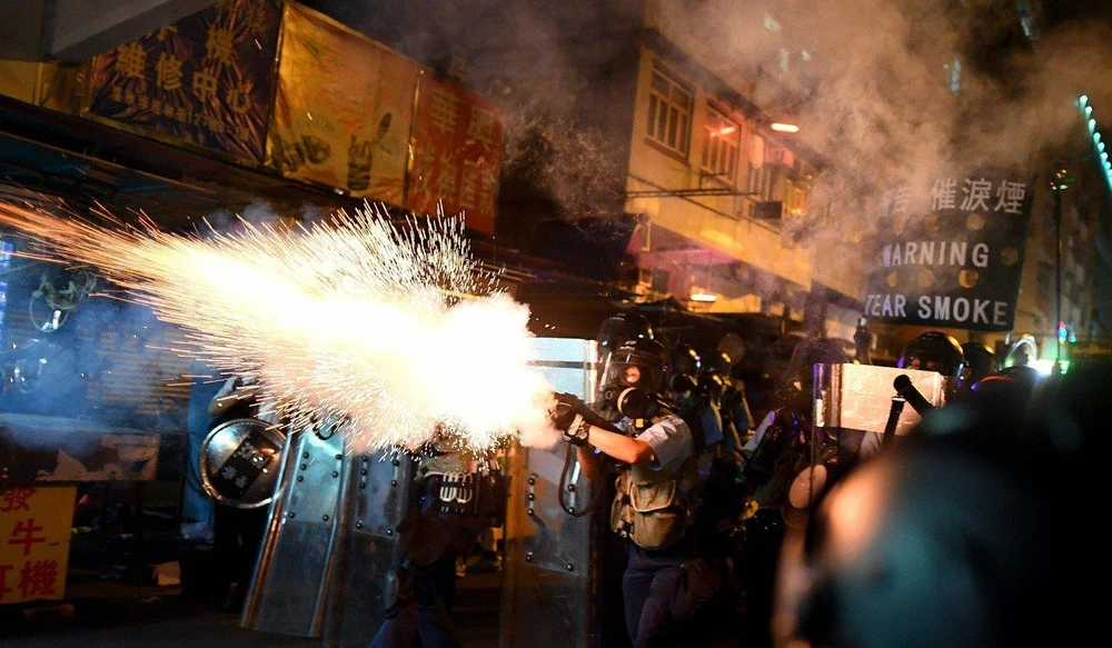 Anh – nguồn cung cấp lựu đạn cay chính cho cảnh sát Hong Kong – cho biết sẽ ngưng xuất khẩu mặt hàng này cho Hong Kong. Ảnh: AFP
