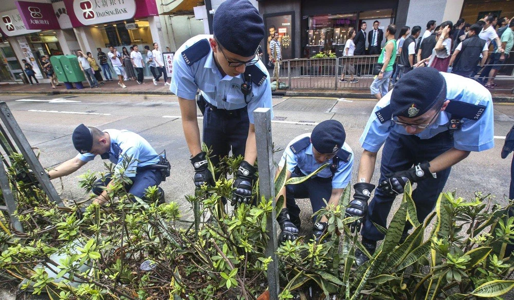 Chiều 26-8, cảnh sát được triển khai tìm viên đạn đã được bắn ra tối 25-8, nhưng không tìm thấy. Ảnh: REUTERS