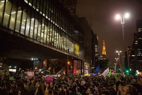 Người dân biểu tình ở Sao Paulo (Brazil) ngày 23-8, yêu cầu chính phủ ra tay dập cháy rừng. Ảnh: BUSINESS INSIDER