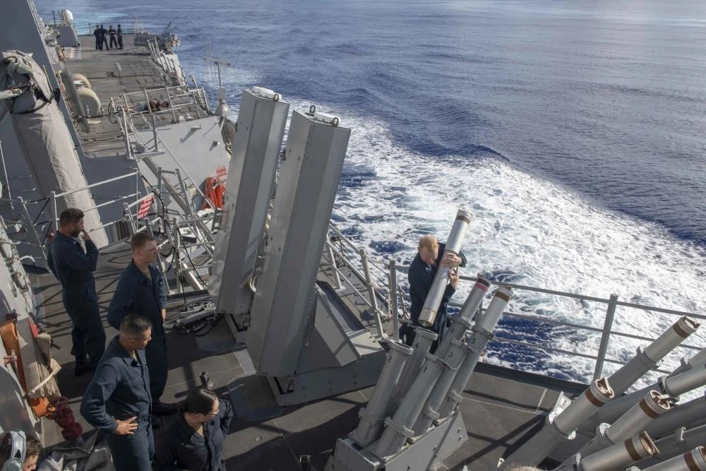 Tàu khu trục mang tên lửa dẫn đường USS Wayne E. Meyer của hải quân Mỹ vừa được triển khai vào khu vực 12 hải lý cách đá Vành Khăn và đá Chữ Thập. Ảnh: DVIDS