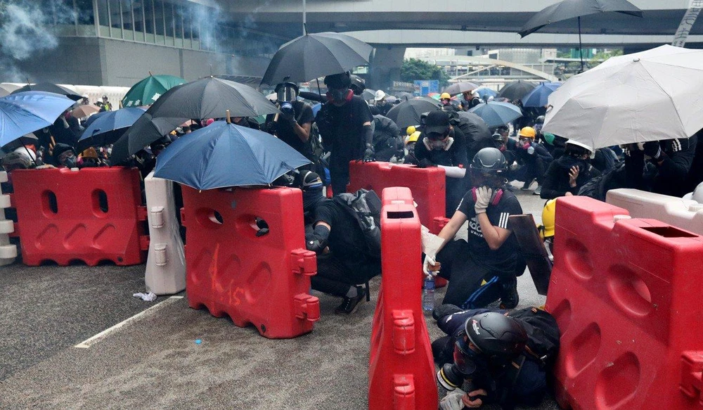 Người biểu tình dựng hàng rào ở Hong Kong ngày 31-8. Ảnh: SCMP