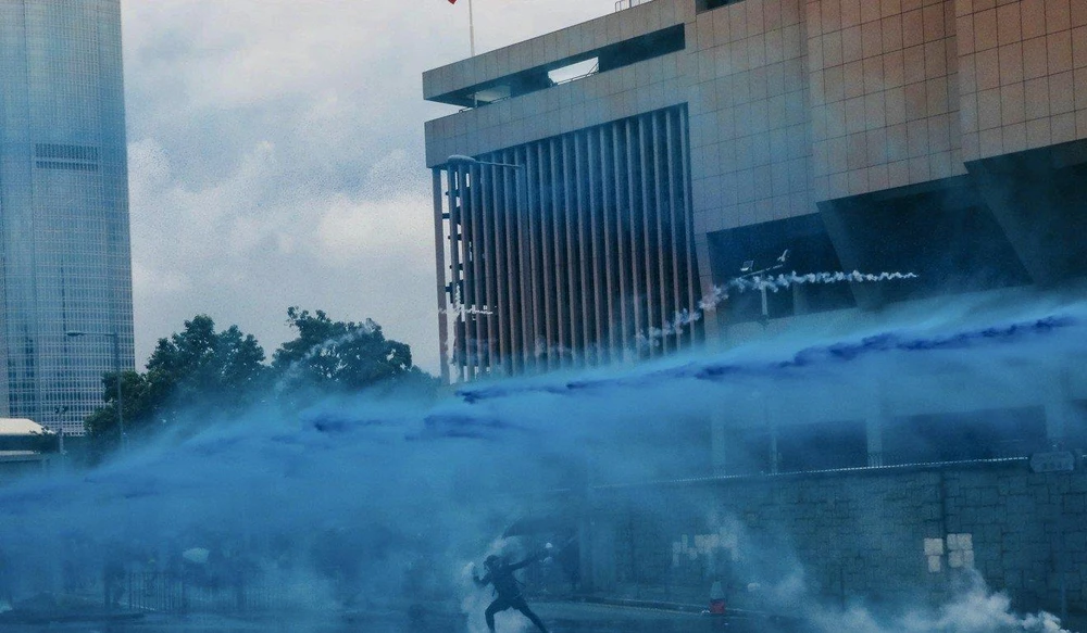 Cảnh sát bắn vòi rồng có dung dịch thuốc nhuộm vào người biểu tình Hong Kong ngày 31-8. Ảnh: SCMP