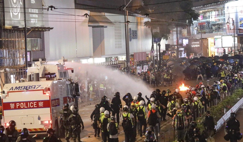 Một xe vòi rồng được triển khai đối phó biểu tình Hong Kong ngày 31-8. Ảnh: SCMP