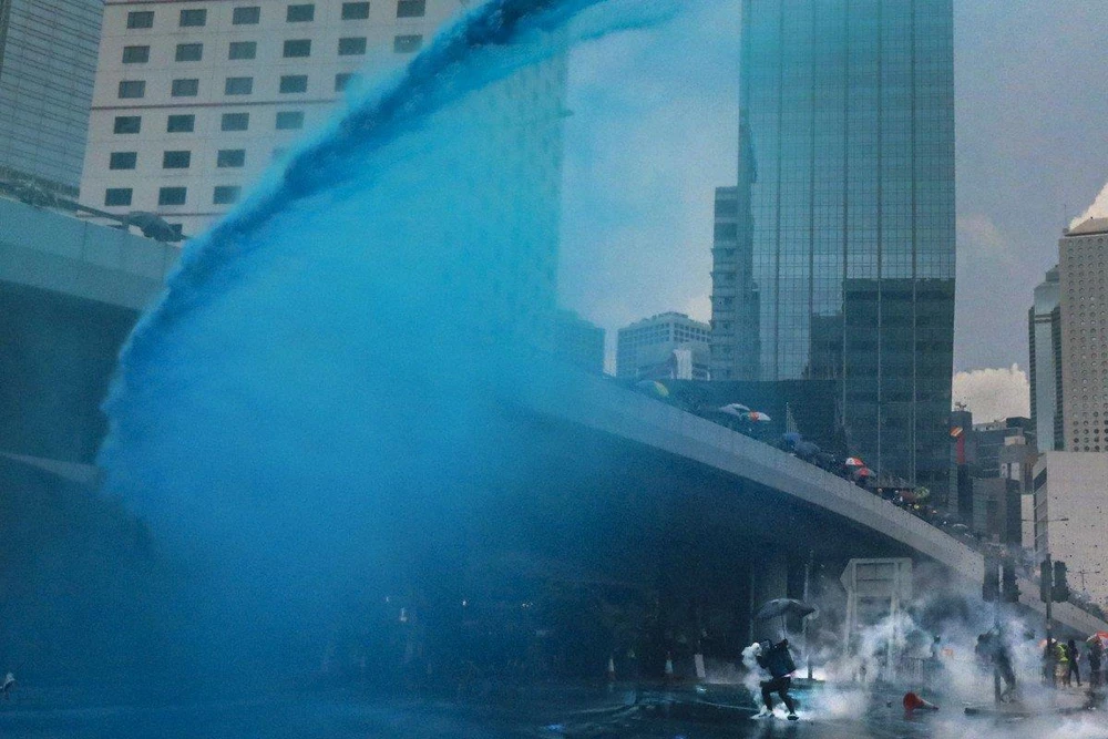 Dung dịch nhuộm màu xanh được bắn ra từ vòi rồng của cảnh sát tại Hong Kong ngày 31-8. Ảnh: SCMP