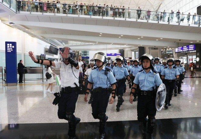 Cảnh sát dày đặc bên trong sân bay Hong Kong ngày 1-9. Ảnh: SCMP