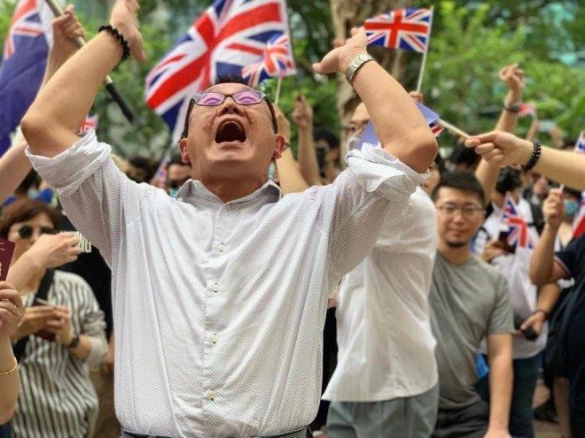 Biểu tình trước Lãnh sự quán Anh ở Hong Kong ngày 1-9. Ảnh: SCMP