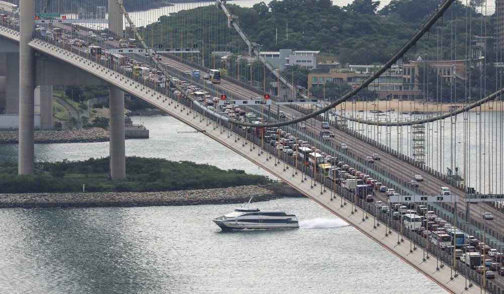 Kẹt xe nghiêm trọng ở cầu Tsing Ma hướng đến sân bay quốc tế Hong Kong ngày 1-9. Ảnh: SCMP