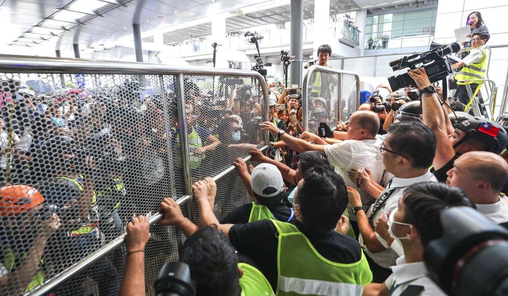 Người biểu tình cố gắng chen vào sân bay trong ngày 1-9. Ảnh: SCMP