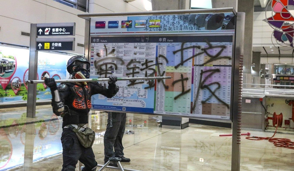 Người biểu tình đập phá tại trạm tàu điện Tung Chung ở Hong Kong ngày 1-9. Ảnh: SCMP