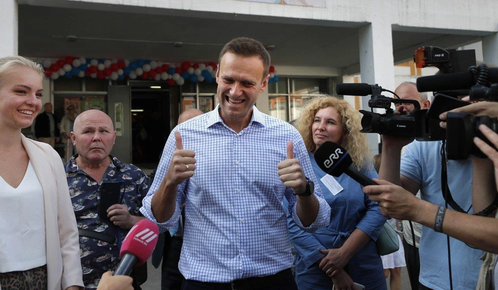 Chính trị gia đối lập Alexei Navalny (giữa) sau cuộc bỏ phiếu tại Moscow (Nga) ngày 8-9. Ảnh: EPA