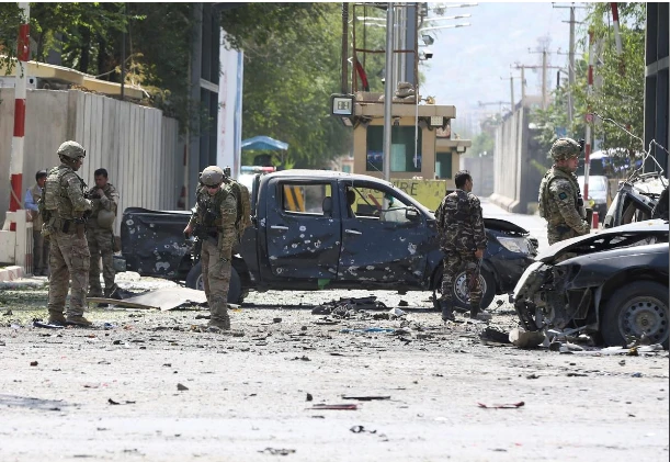 Binh sĩ NATO điều tra hiện trường một vụ tấn công tự sát ở Kabul (Afghanistan) ngày 5-9. Ảnh: REUTERS