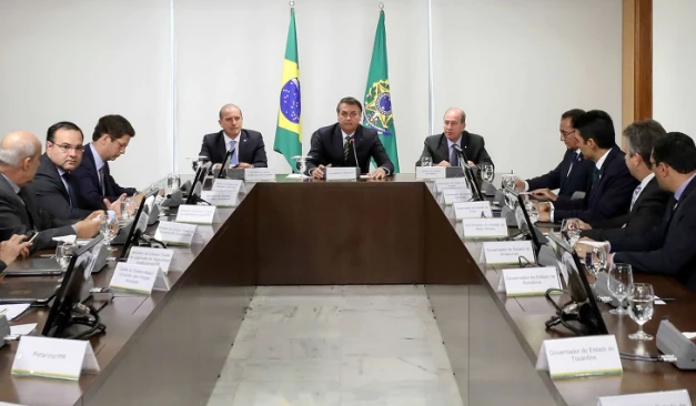 Tổng thống Brazil Jair Bolsonaro trong cuộc gặp với các thống đốc các bang có rừng Amazon, ngày 27-8. Ảnh: AFP