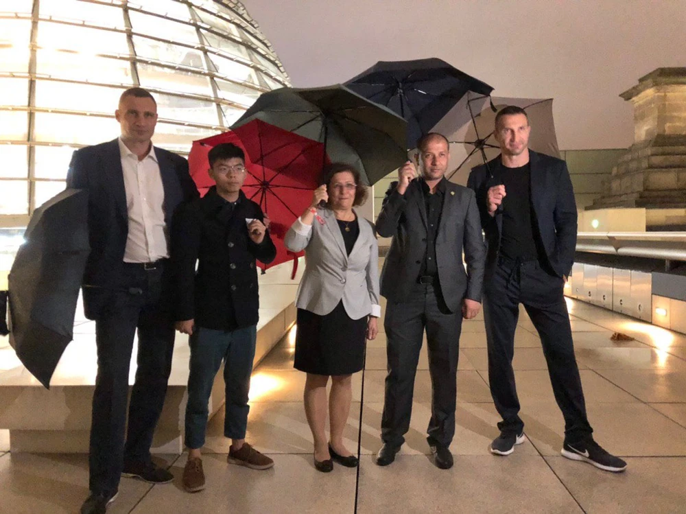 Hoàng Chi Phong tại một sự kiện được báo Bild tổ chức tại nghị viện Đức ở Berlin này 9-9. Ảnh: từ trang TWITTER của Hoàng Chi Phong