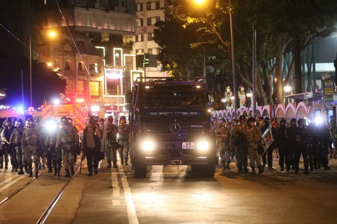 Tối 15-9 có 2 xe bọc thép xuất hiện trên đường phố Hong Kong. Ảnh: SCMP