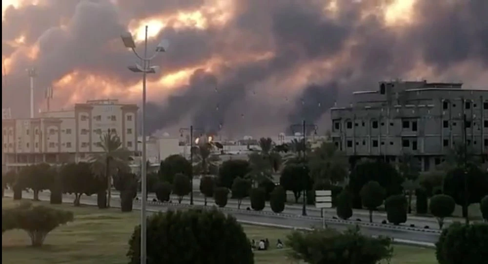 Khói lửa từ địa điểm nhà máy lọc dầu Khurais của Saudi Arabia bị không kích ngày 14-9. Ảnh: AFP