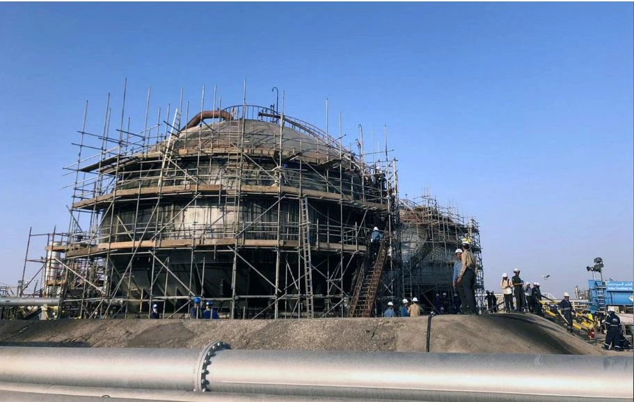 Công nhân đang khắc phục nhà máy lọc dầu Abqaiq (Saudi Arabia) bị hư hại sau khi bị tấn công, ngày 20-9. Ảnh: REUTERS
