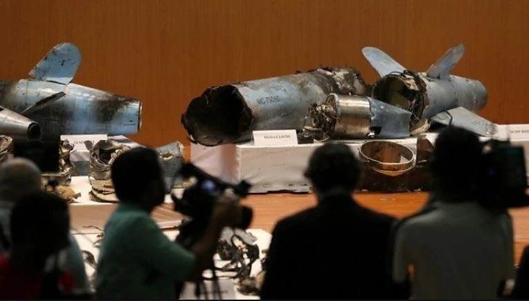 Saudi Arabia công bố các mảnh vỡ mà nước này cho là từ các máy bay không người lái và tên lửa của Iran được sử dụng trong vụ tấn công 2 nhà máy lọc dầu của mình. Ảnh: GETTY IMAGES