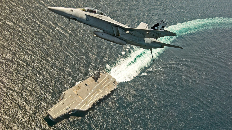 Tiêm kích F/A-18F Super Hornet bay trên tàu sân bay USS Gerald R. Ford của Mỹ. Ảnh: REUTERS