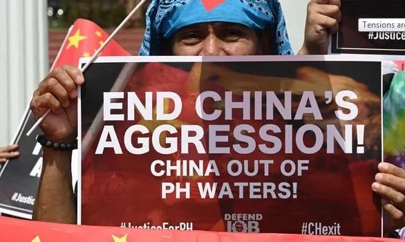 Người dân Philippines phản đối hành động của Trung Quốc ở biển Đông. Ảnh: GETTY IMAGES