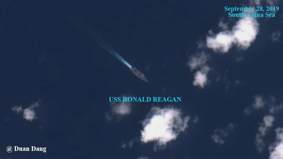 Tàu sân bay USS Ronald Reagan di chuyển một mình lúc bị 7 tàu Trung Quốc bao vây ở biển Đông. Ảnh: TWITTER
