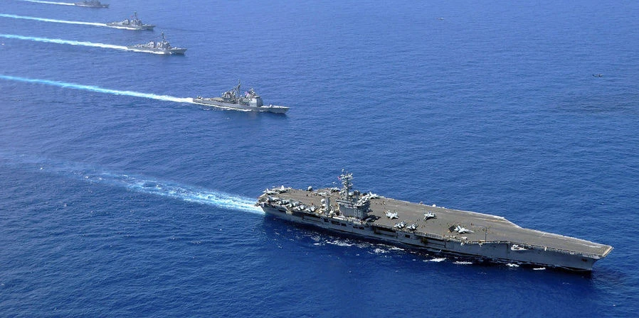 Đội tàu Mỹ trong một lần di chuyển trên biển Đông. Ảnh: SPUTNIK