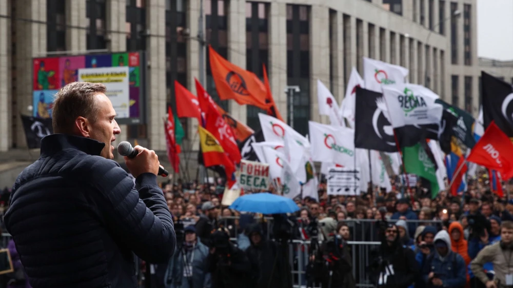 Lãnh đạo đối lập Alexei Navalny – người bị loại khỏi danh sách ứng viên trong cuộc bầu cử hội đồng địa phương vừa rồi – phát biểu tại cuộc biểu tình ngày 29-9. Ảnh: MOSCOW TIMES