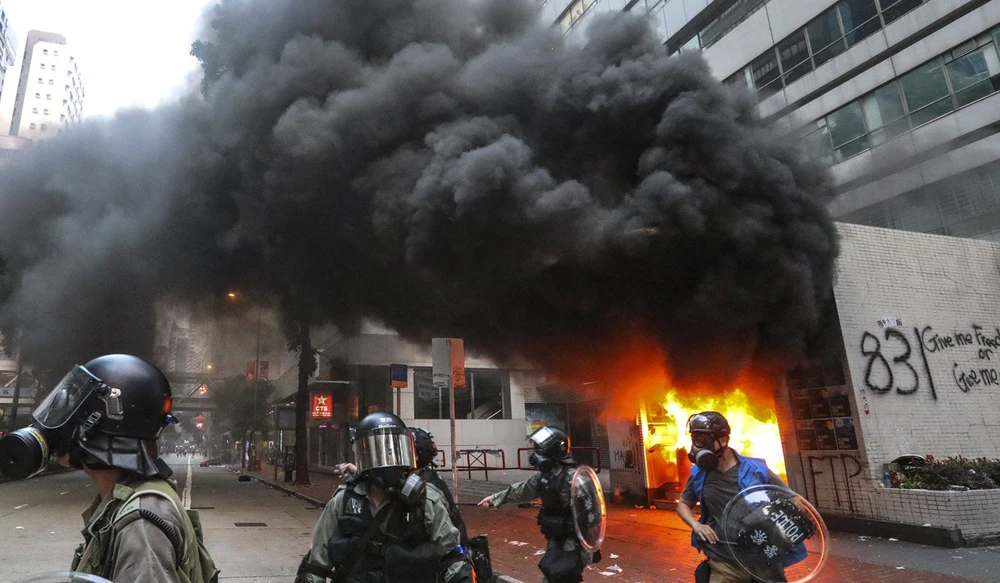 Trạm tàu điện bị đốt trong một đợt biểu tình. Ảnh: SCMP