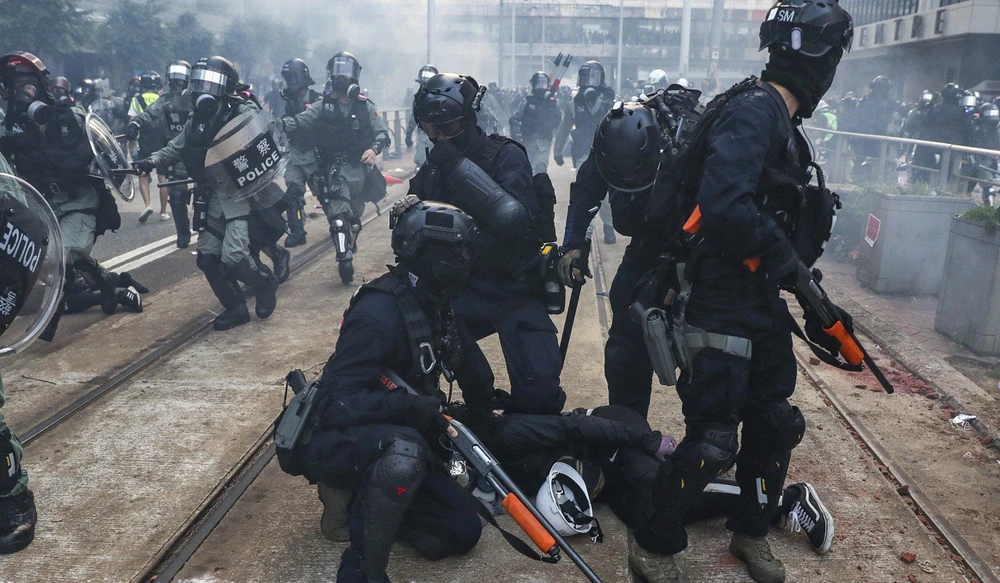Cảnh sát chống bạo động bắt người biểu tình trong một đợt biểu tình trước đó. Ảnh: SCMP