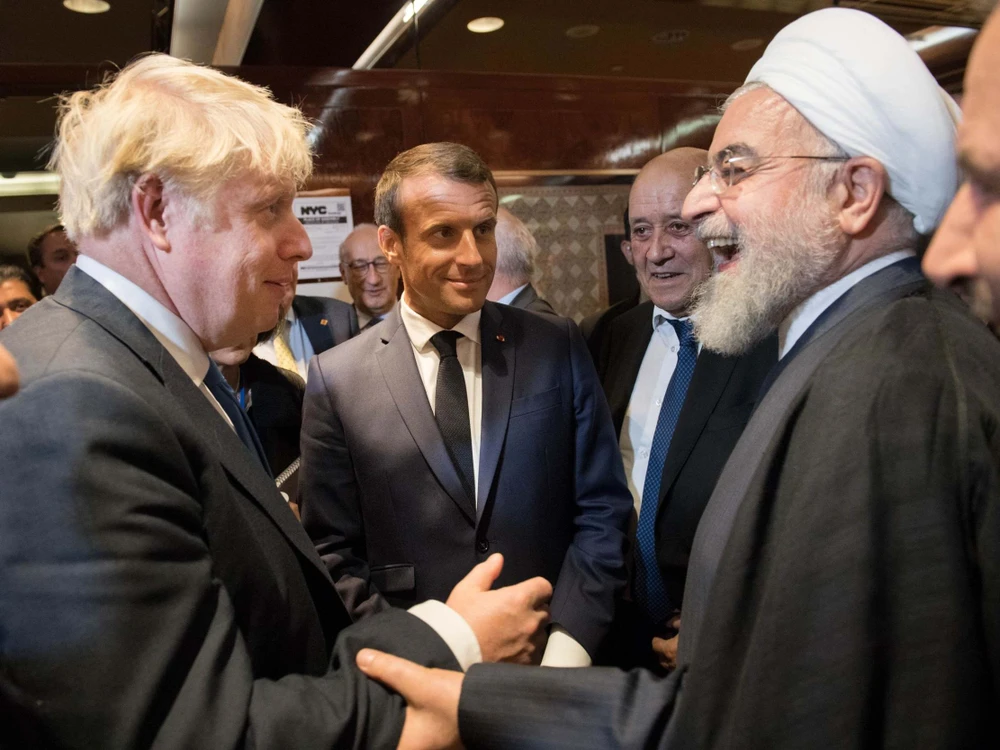Từ trái sang: Thủ tướng Anh Boris Johnson, Tổng thống Pháp Emmanuel Macron, Tổng thống Iran Hasan Rouhani gặp nhau bên lề kỳ họp Đại Hội đồng LHQ. Ảnh: INDEPENDENT
