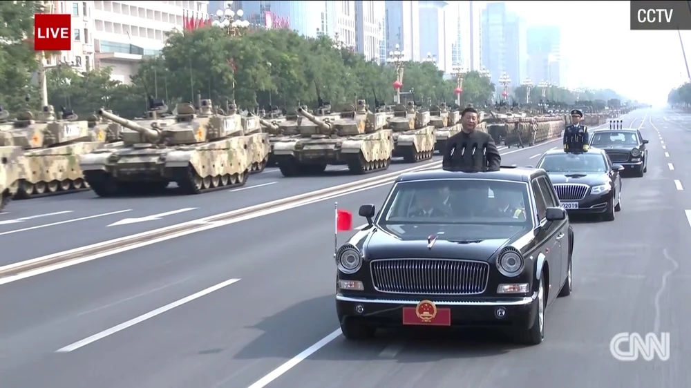 Ông Tập đứng trên một chiếc xe limousine chống đạn thị sát diễu binh, sau hkhi hoàn tất bài phát biểu 7 phút. Ảnh: SCMP